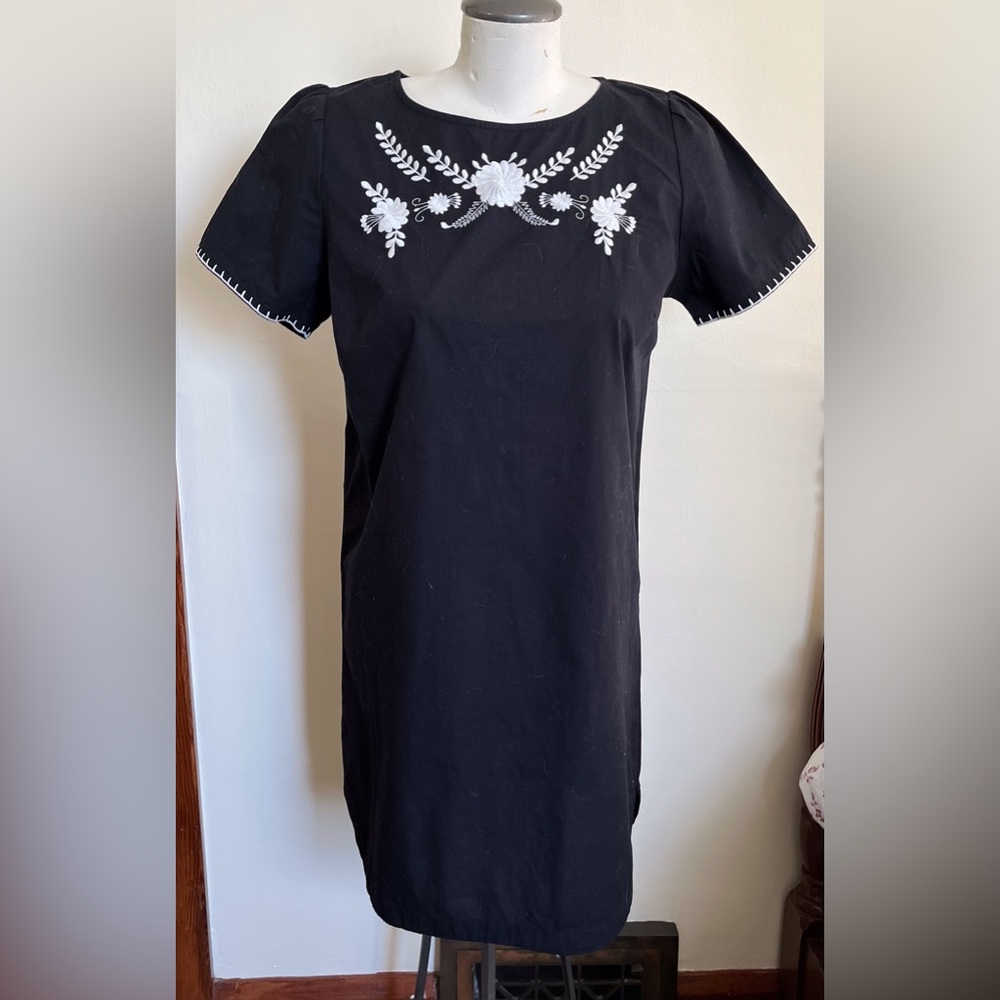NWT Banana Republic Black Cotton Dress with White Floral Embroidery - Size Small